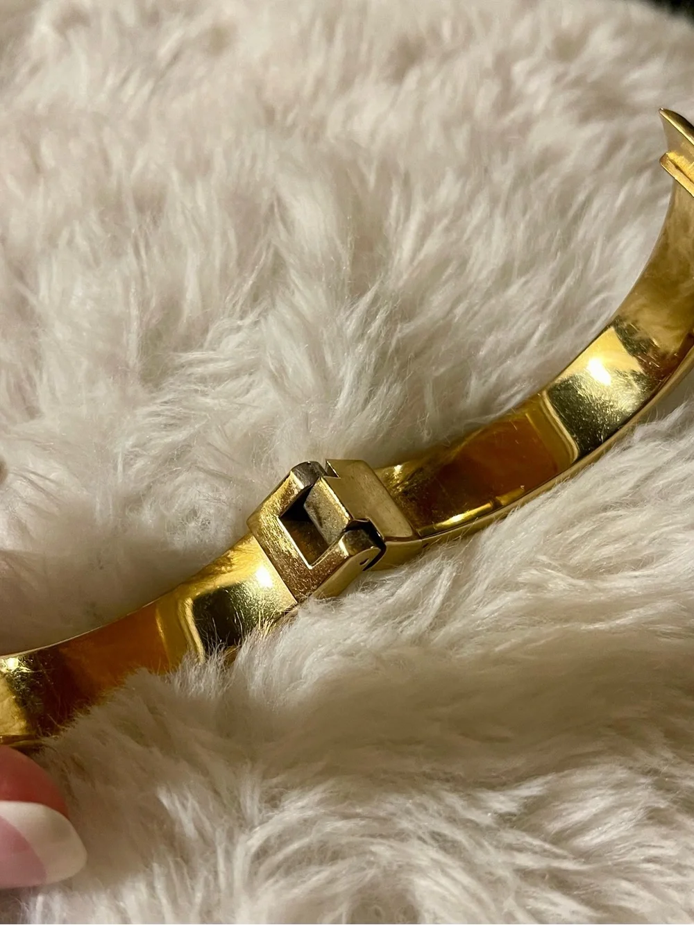 Michael Kors Gold and Black Enamel Bracelet with Screw-Detail Plate - Picture 7 of 8